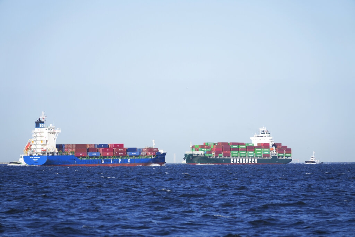 Αναταραχή στο διεθνές εμπόριο από τις επιθέσεις των Χούθι σε εμπορικά πλοία στην Ερυθρά Θάλασσα