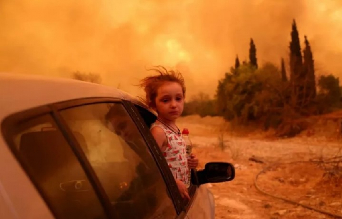 «Η Βαλεντίνα σταμάτησε να κλαίει»: Η ιστορία πίσω από τη φωτογραφία με το μικρό κορίτσι στην Εύβοια και το δημοσίευμα στη Bild