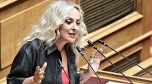 Η βουλευτής της Πλεύσης Τζώρτζια Κεφαλά το&#039; ριξε στο τραγούδι από το βήμα της Βουλής - Δείτε βίντεο