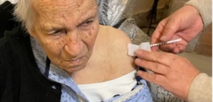 Γιαγιά 106 ετών εμβολιάστηκε για τον κορωνοϊό
