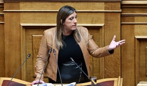 Μαινόμενη η Ζ.Κωνσταντοπούλου μετά την άρση της ασυλίας της: «Συμπαιγνία με τη ΝΔ – Θέλετε πρωθυπουργό-βασιλιά»