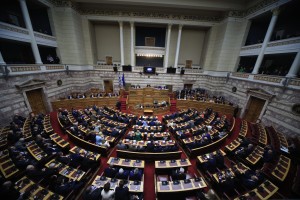 Μπαίνει «κόφτης» ομιλιών στη Βουλή και απαγόρευση να μιλά κανείς … με δύο ιδιότητες