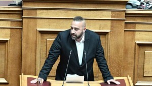 «Άναψαν» τα αίματα στη Βουλή μετά τη δήλωση Μανούσου: «Εκπροσωπώ τη Συμμαχία Ελλήνων» του Κασιδιάρη