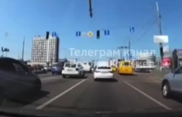 Ουκρανία: Συγκλονιστικό βίντεο από την στιγμή που συντρίμμια από πύραυλο πέφτουν σε δρόμο του Κιέβου