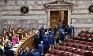 Βουλή: Απορρίφθηκαν οι προτάσεις για προανακριτική για τον ΟΠΕΚΕΠΕ – Πανδαιμόνιο με φωνές και αποχώρηση της Αντιπολίτευσης