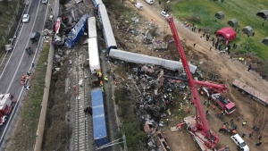Τέμπη: Εικόνες από drone δείχνουν το μπάζωμα λίγες ώρες μετά τη σύγκρουση των τρένων