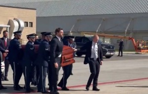 Τσάρλι Κερκ: Η συγκινητική στιγμή που ο αντιπρόεδρος Βανς μετέφερε το φέρετρο του