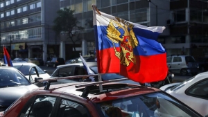 Αυτοκινητοπομπή υπέρ της Ρωσίας με σημαίες και «Ζ» στην Αθήνα