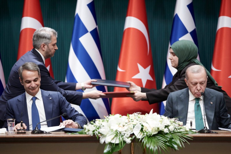 Βίντεο: Ο Κ.Μητσοτάκης σκουπίζει την μύτη του και βάζει το χρησιμοποιημένο μαντήλι μέσα στον φάκελο των συμφωνιών!